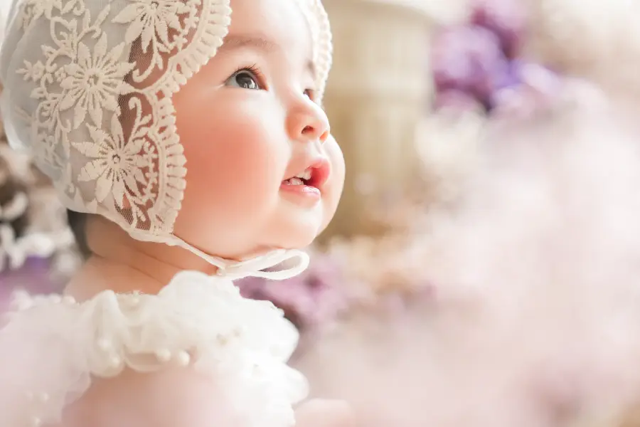 洋服を着用した女の子のベビー・ハーフバースデー記念写真