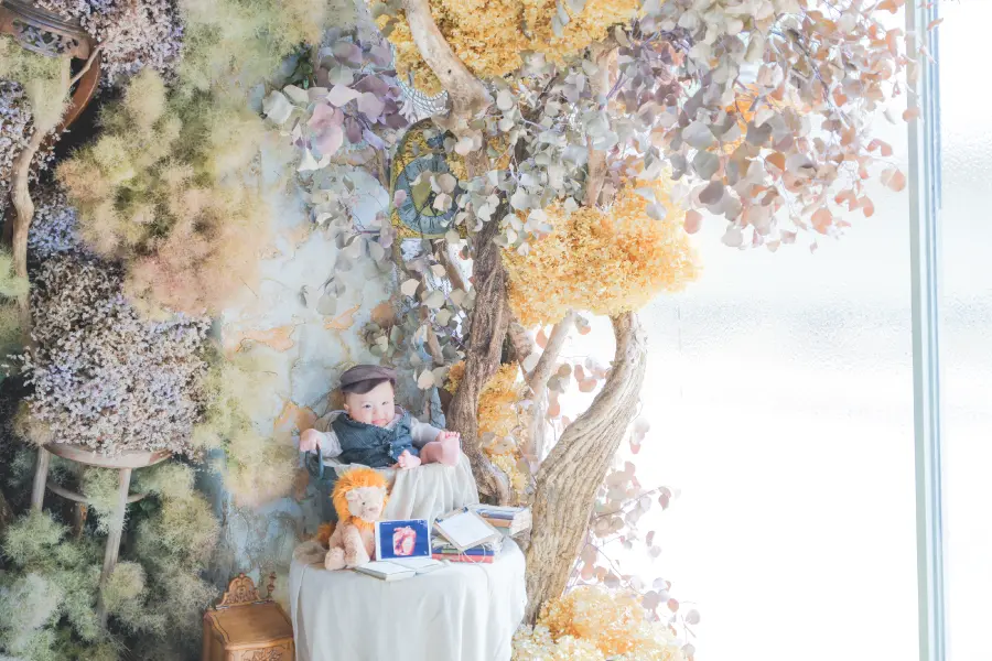 洋服を着用した二人の女の子のベビー・ハーフバースデー記念写真