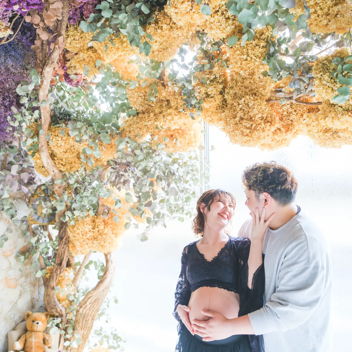 ドレスを着用した女性のマタニティ記念写真