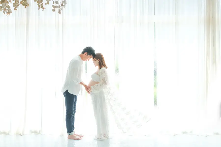 ドレスを着用した女性のマタニティ記念写真
