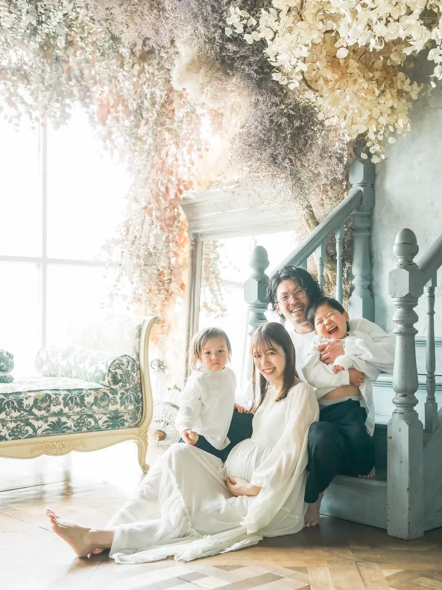 男性とドレスを着用した女性のマタニティ記念写真