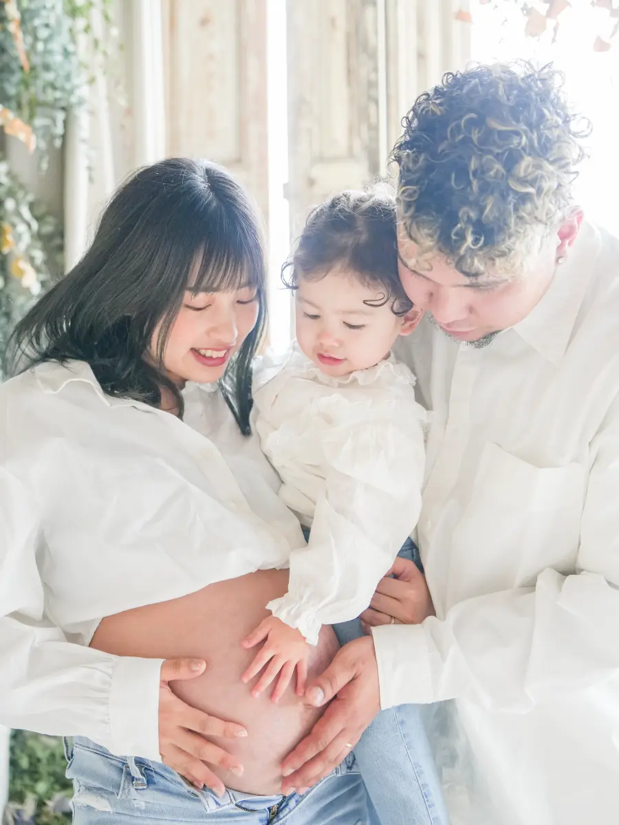 男性とドレスを着用した女性のマタニティ記念写真