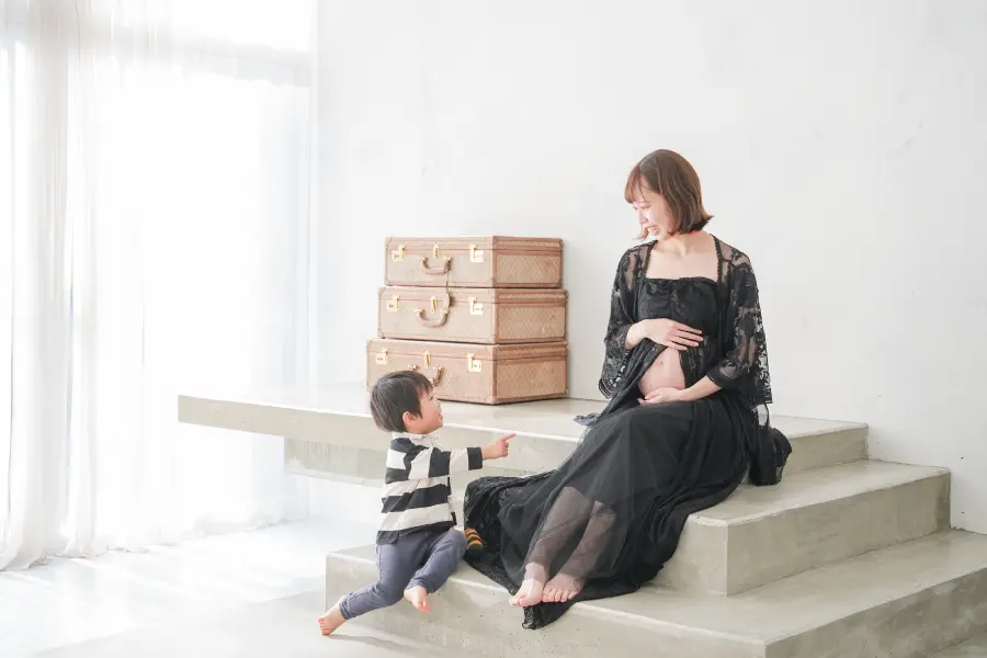 男性とドレスを着用した女性のマタニティ記念写真