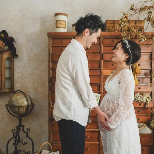 男性とドレスを着用した女性のマタニティ記念写真