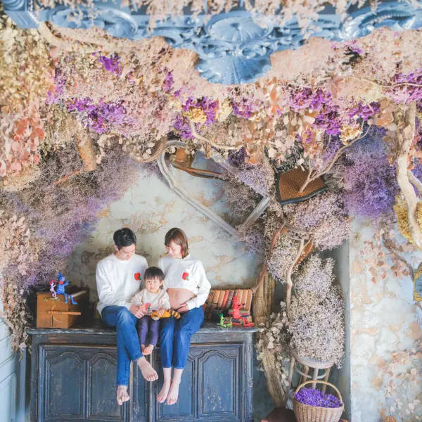 男性とドレスを着用した女性のマタニティ記念写真