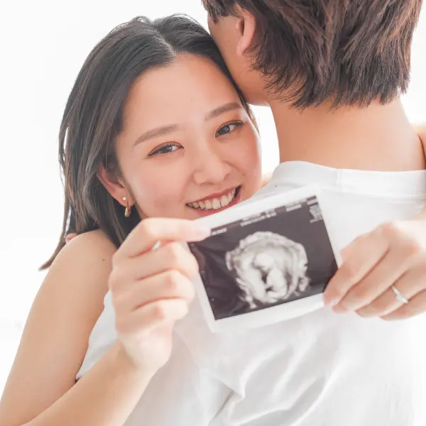 男性とドレスを着用した女性のマタニティ記念写真