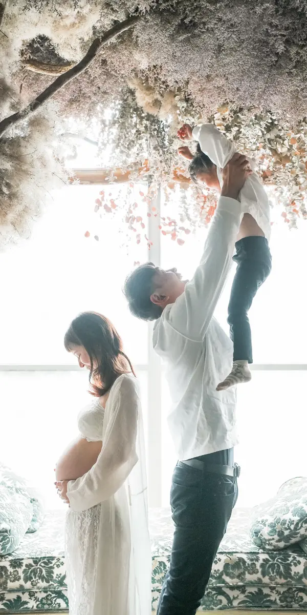 男性とドレスを着用した女性のマタニティ記念写真