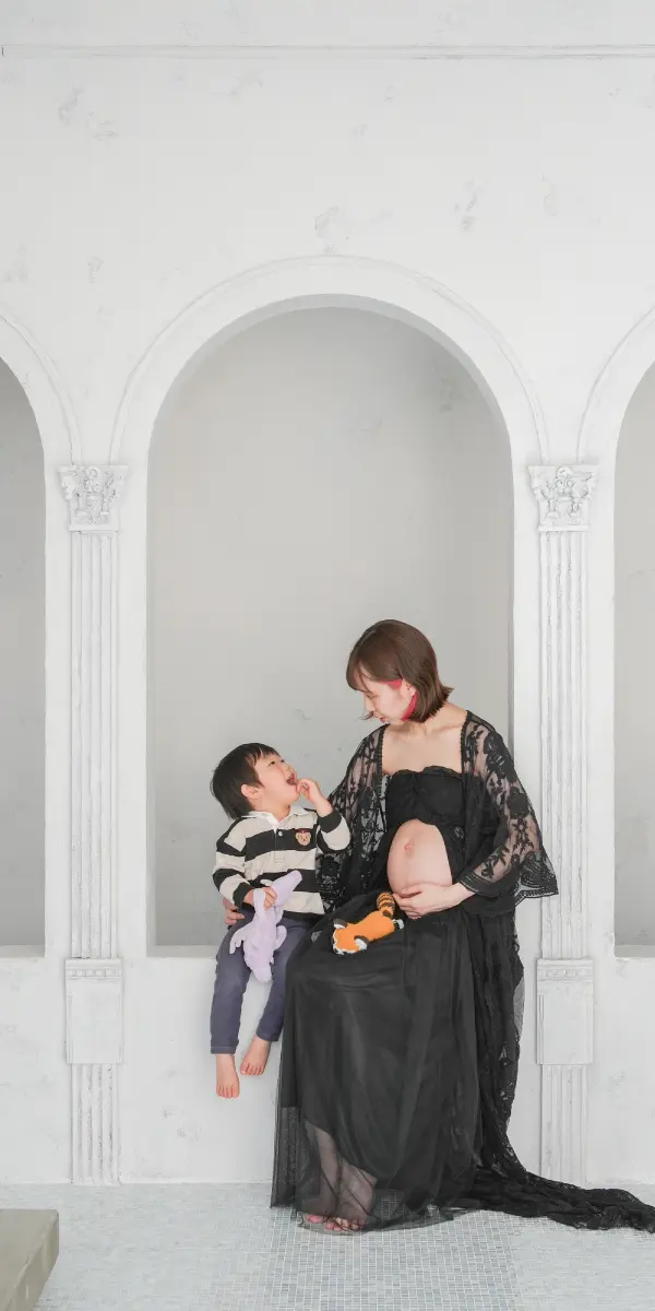 ドレスを着用した女性のマタニティ記念写真