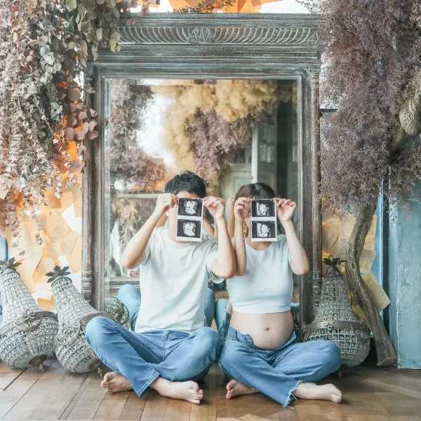 子供二人とドレスを着用した女性のマタニティ記念写真