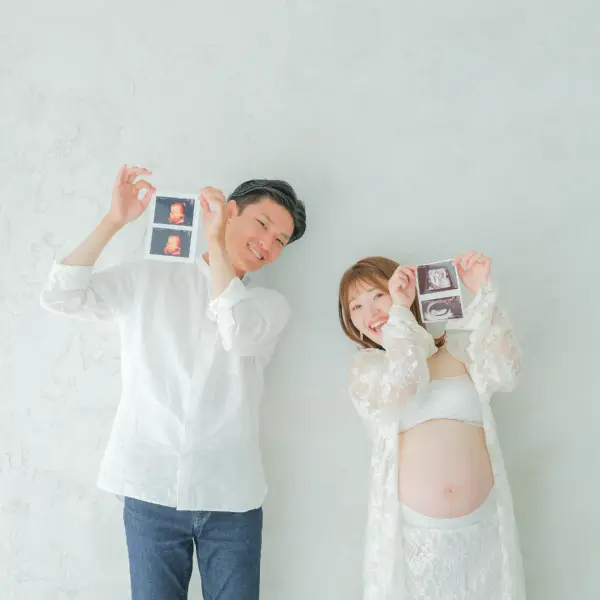 ドレスを着用した女性のマタニティ記念写真