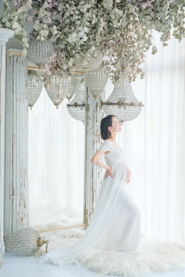 ドレスを着用した女性のマタニティ記念写真