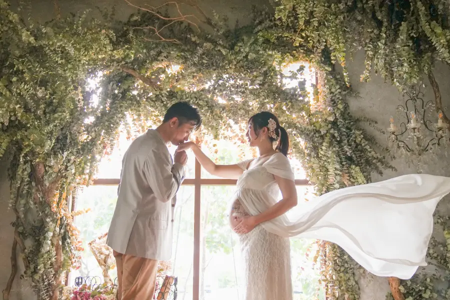 子供二人とドレスを着用した女性のマタニティ記念写真