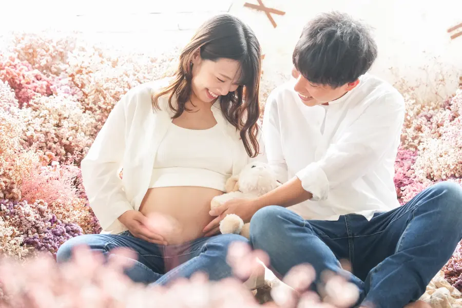 洋服を着用した女の子のマタニティ記念写真