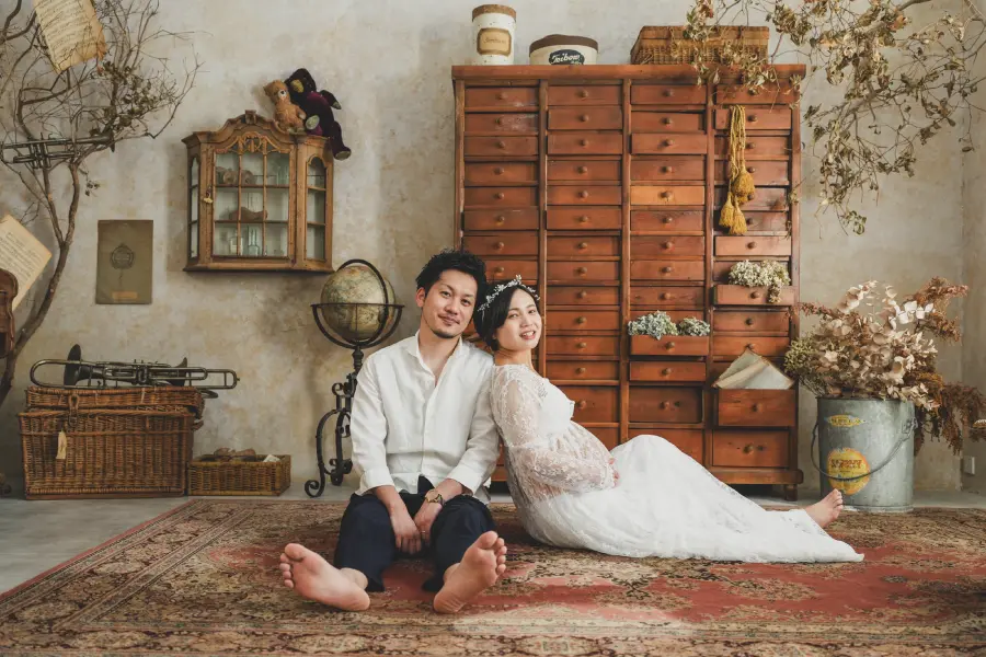 洋服を着用した二人の女の子のマタニティ記念写真