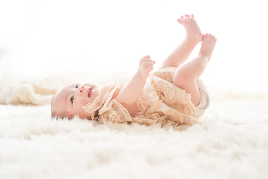 洋服を着用した女の子のお宮参り記念写真