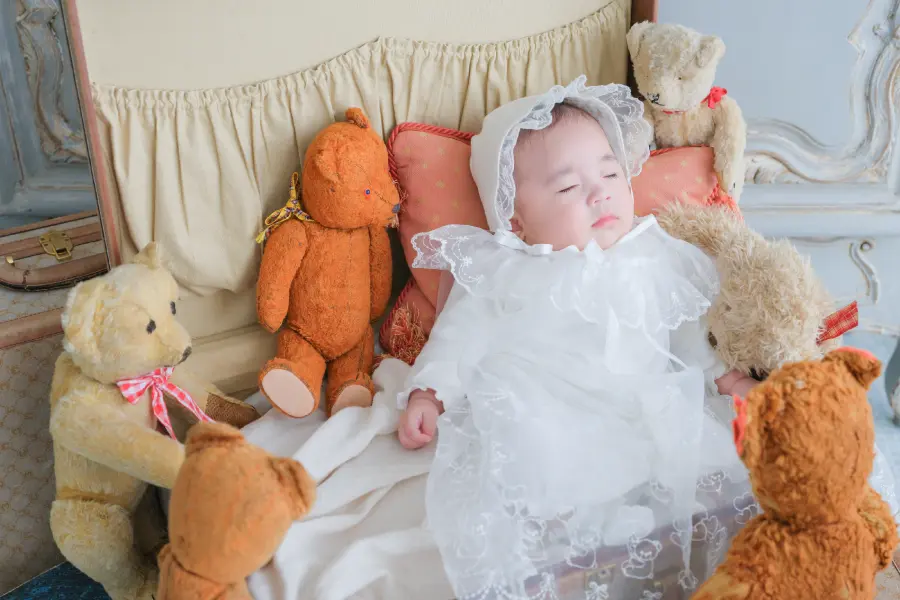 洋服を着用した二人の女の子のお宮参り記念写真