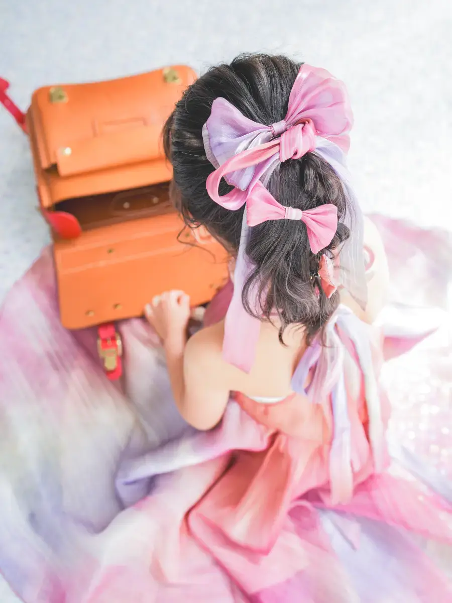 ドレスを着用した女の子の入学記念写真