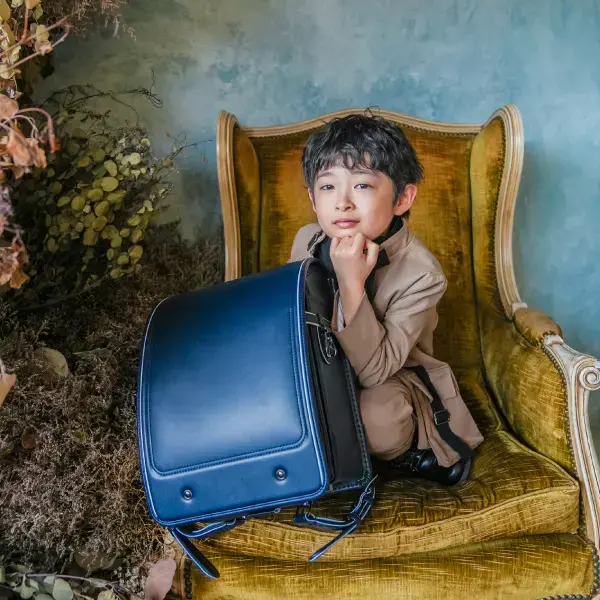 ドレスを着用した女の子の入学記念写真