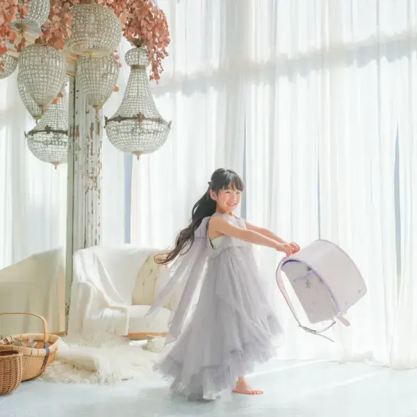 スーツを着用した男の子の入学記念写真