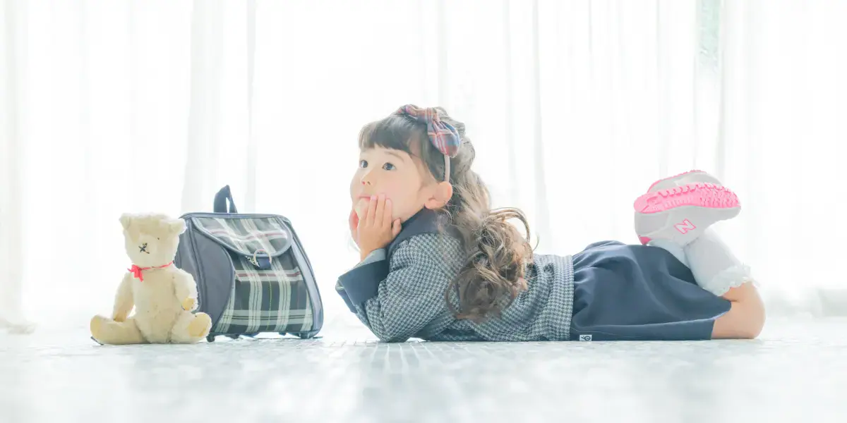 洋服を着用した女の子の入学記念写真
