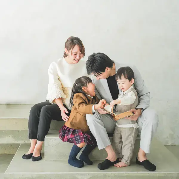 洋服を着用した男の子の入学記念写真