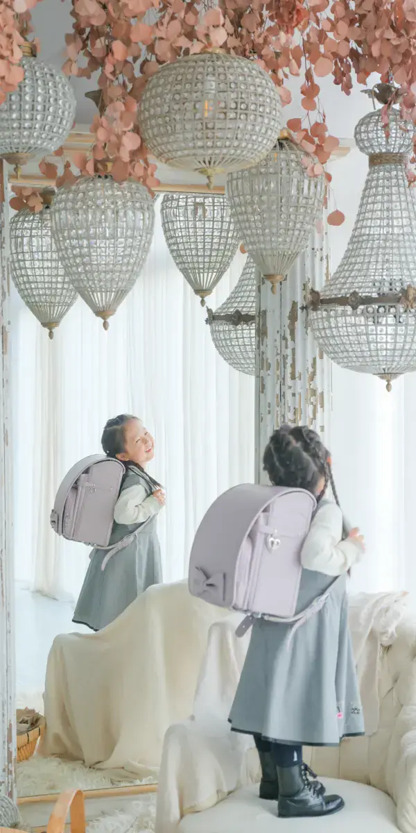 ドレスを着用した女の子の入学記念写真