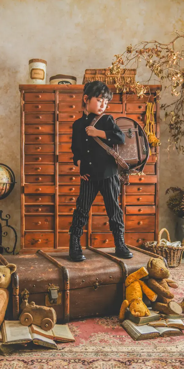 洋服を着用した男の子の入学記念写真