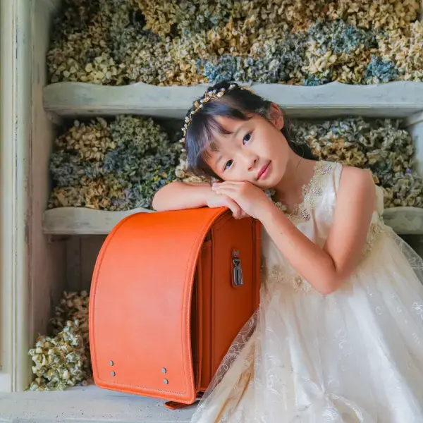 ドレスを着用した女の子の入学記念写真