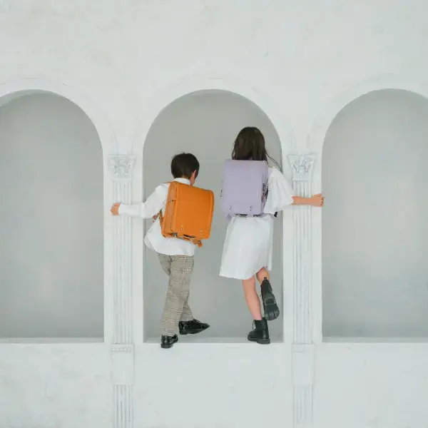 制服を着用した二人の入園・入学記念写真