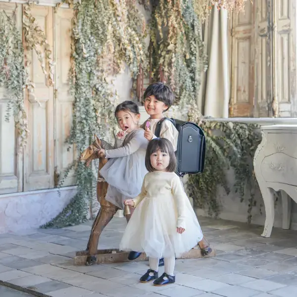 両親と制服を着用した女の子の入園・入学記念写真