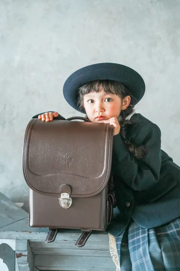 ドレスを着用した女の子の入学記念写真