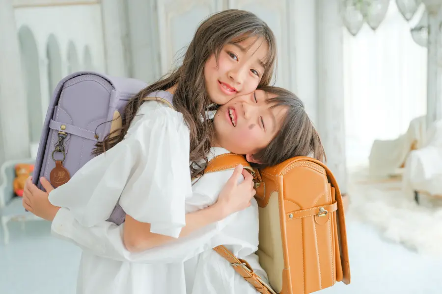 洋服を着用した女の子の入学記念写真