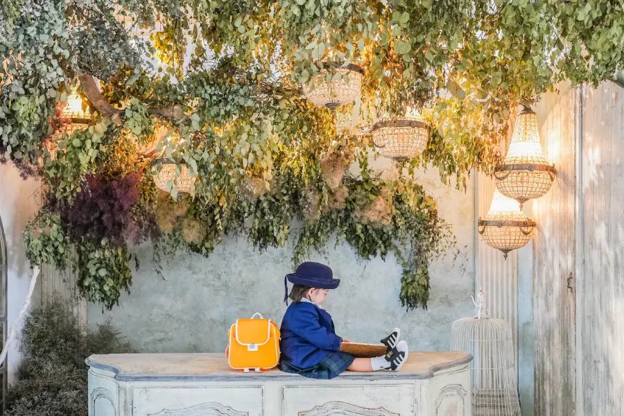 洋服を着用した男の子の入学記念写真