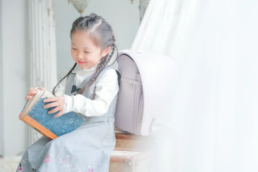 洋服を着用した女の子の入園入学記念写真