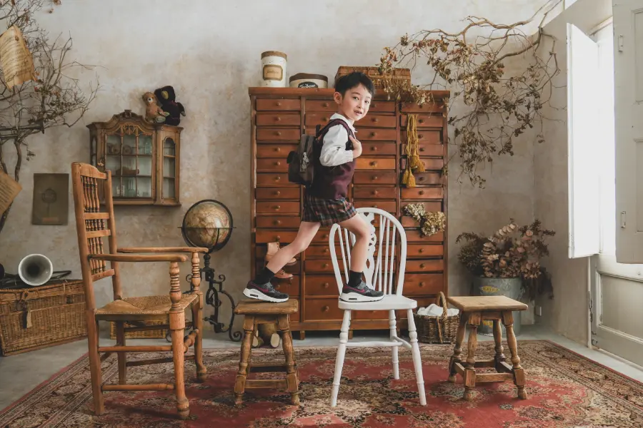 洋服を着用した二人の女の子の入園入学記念写真