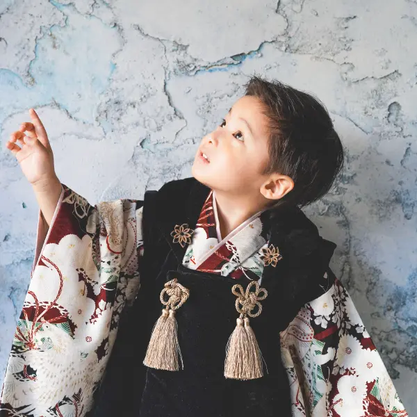 着物を着用した男の子の七五三記念写真