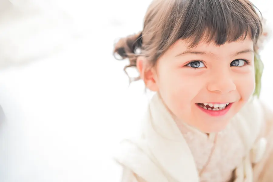 洋服を着用した女の子の七五三記念写真
