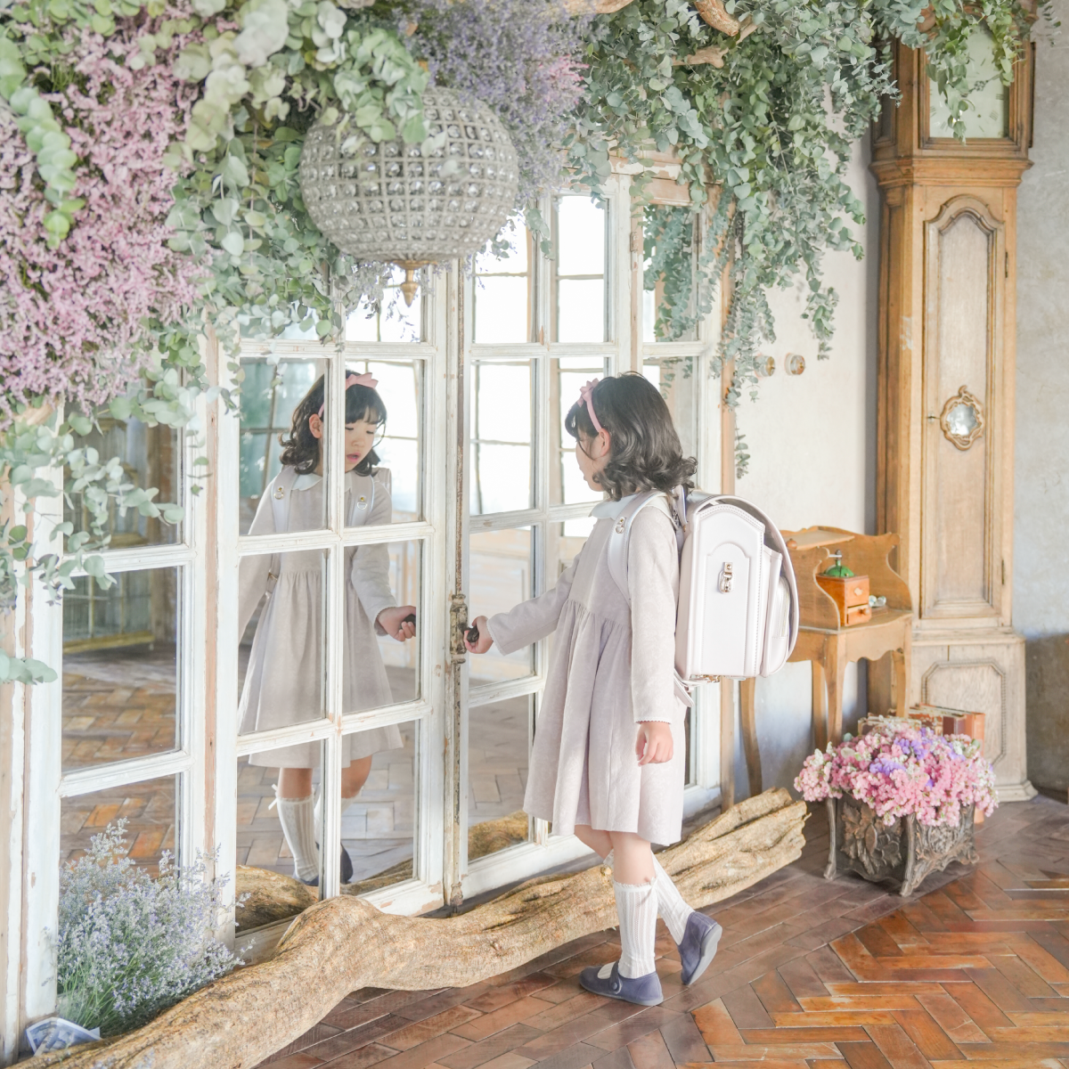 ドレスを着用した女の子のバースデー記念写真