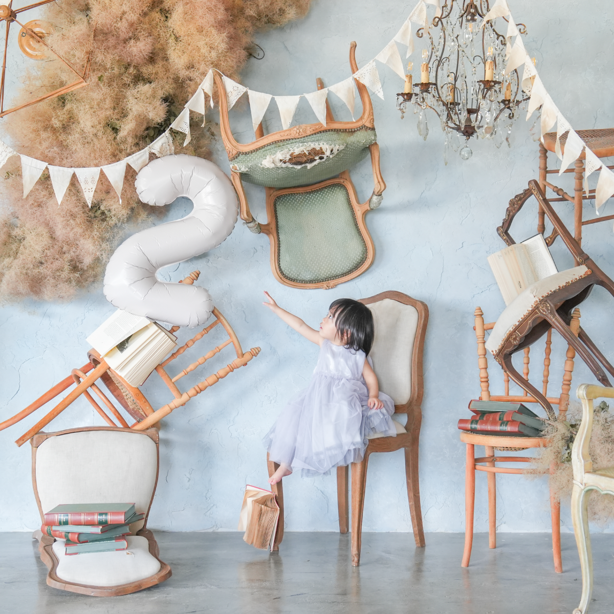 ドレスを着用した女性のマタニティ記念写真