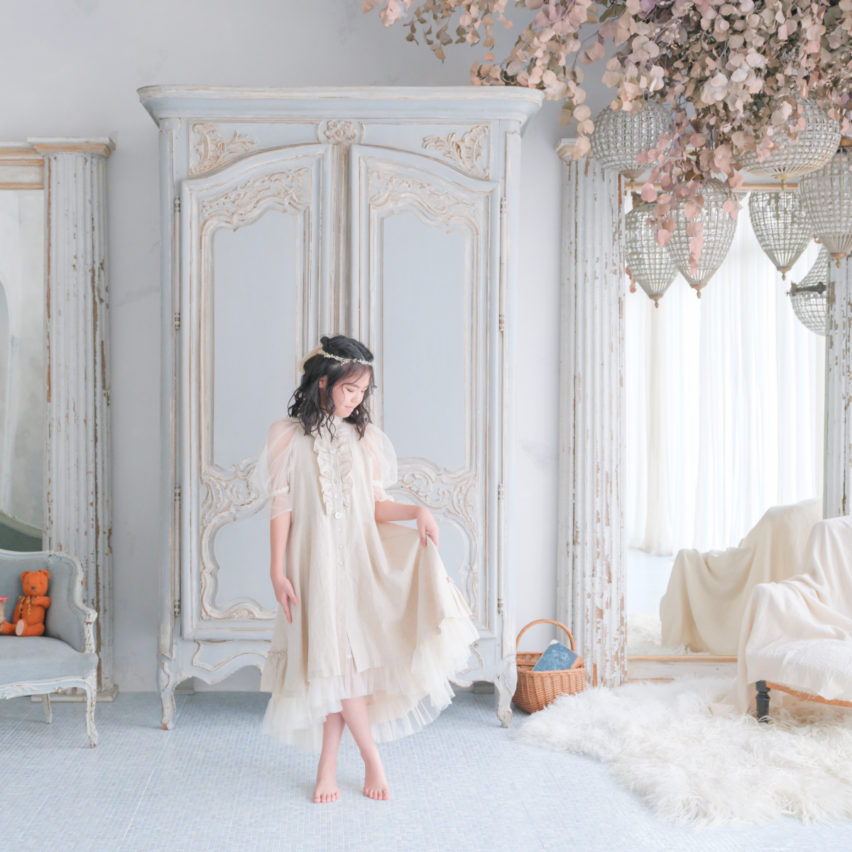 ドレスやスーツを着用して寝そべる４人の家族写真