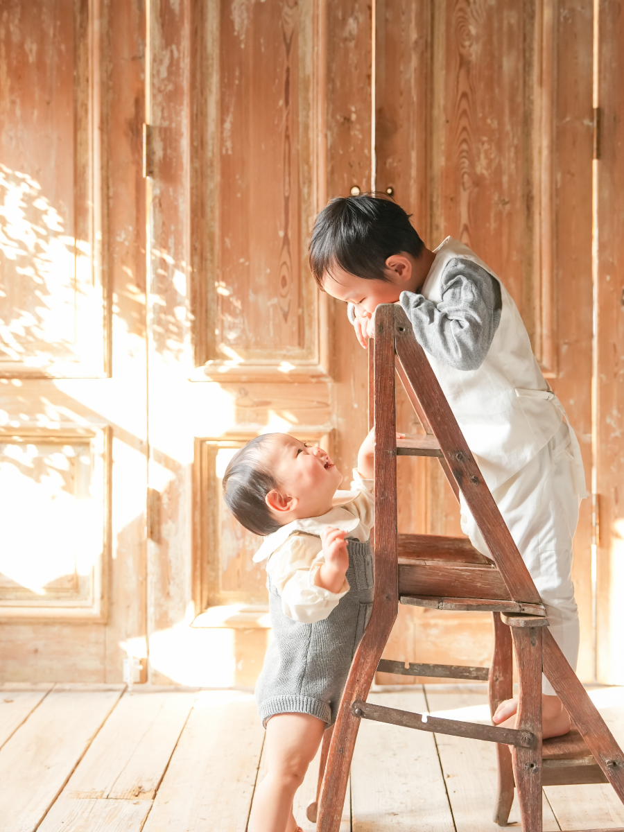 洋服を着用した男の子のバースデー記念写真