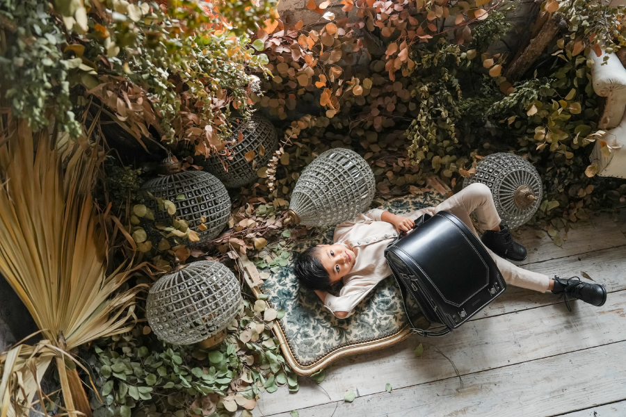 洋服を着用した兄妹の家族写真