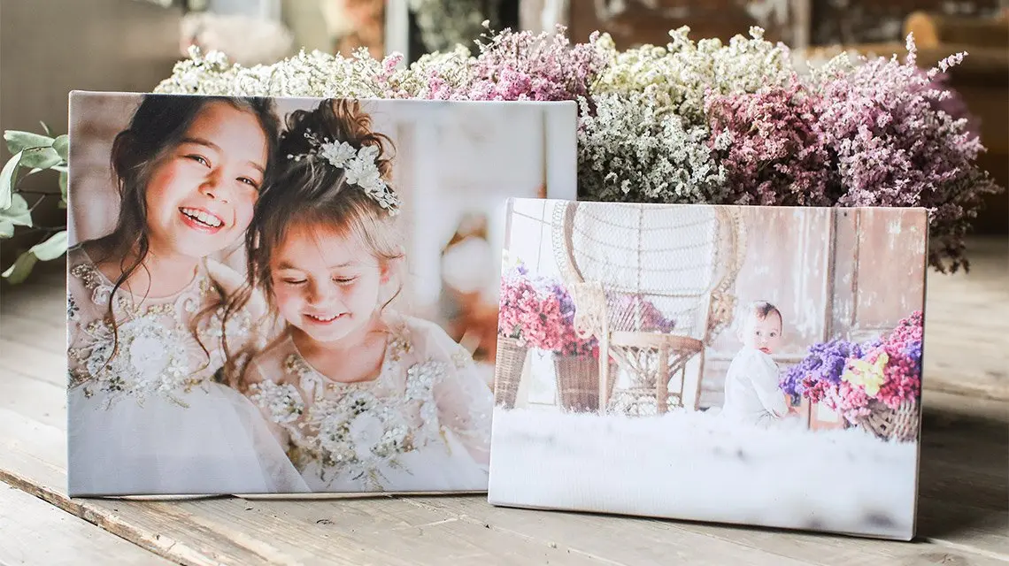 ポストカードセットとキャンバスの写真